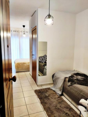 Elegant Central Studio with Balcony & 1 Gbps Fiber